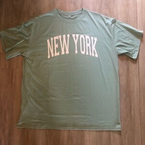 NWOT OVERSIZED GRAPHIC TEE